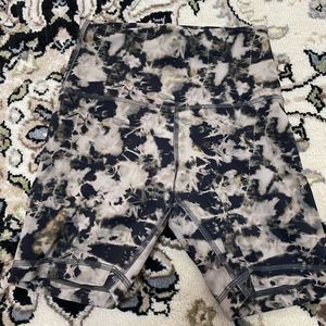 Lululemon Tan and Black Tie Dye Bike Shorts | Sz 4 (Preowned, Good Used Conditio